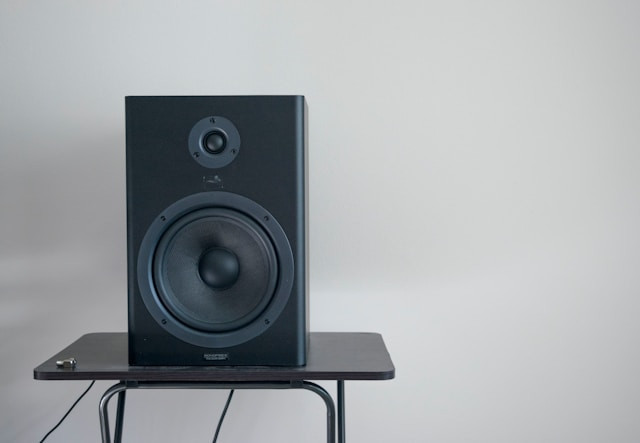 Ilustrasi speaker aktif polytron super bass terbaik. Sumber: unsplash.com/Paul Esch Laurent