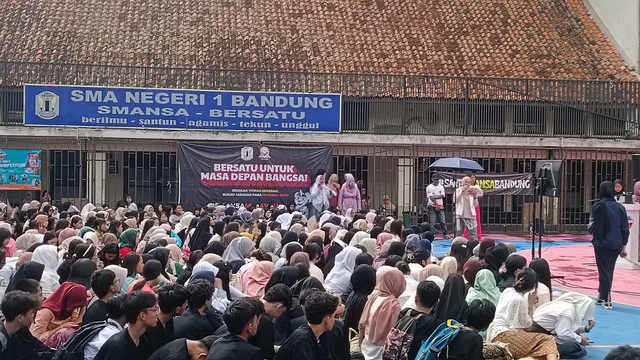 Siswa SMAN 1 Bandung merayakan Hari Kartini di lapangan sekolah, pada Senin (21/4/2025). Foto: Robby Bouceu/kumparan