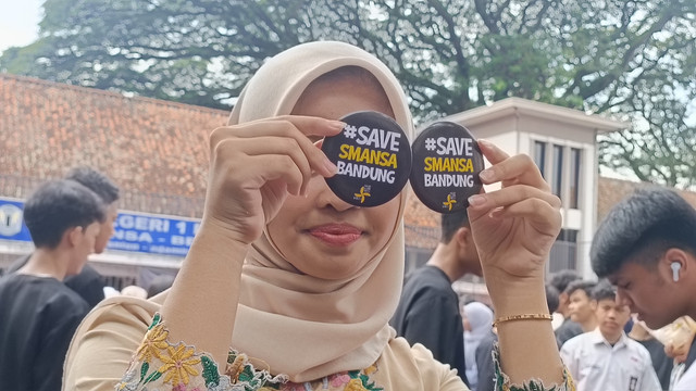 Siswa SMAN 1 Bandung merayakan Hari Kartini di lapangan sekolah, pada Senin (21/4/2025). Foto: Robby Bouceu/kumparan
