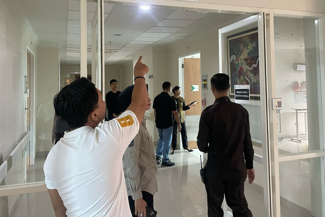 Polisi saat mengecek Persada Hospital Malang. Foto: Polresta Malang Kota