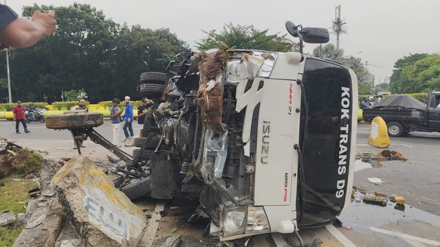 Truk terguling di Jalan Benyamin Sueb, Kemayoran, Jakarta Pusat, Senin (21/4/2025). Foto: Jonathan Devin/kumparan
