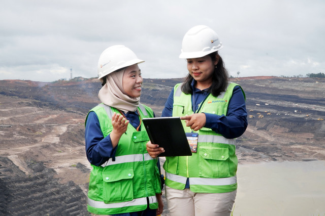 Para perempuan yang bekerja di dunia pertambangan di PT Bukit Asam. Foto: Dok. PT Bukit Asam