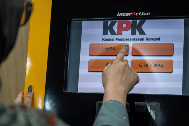 Pelapor mengambil nomor antrean saat melakukan pelaporan Laporan Harta Kekayaan Penyelenggara Negara (LHKPN) 2024 di Gedung KPK lama, Kuningan, Jakarta, Jumat (11/4/2025). Foto: Bayu Pratama S/ANTARA FOTO