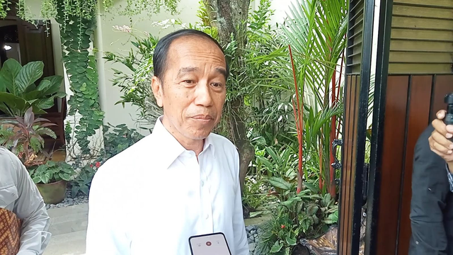 Jokowi ketika wawancara dengan wartawan di rumahnya di Solo, Senin (21/4). dok. kumparan