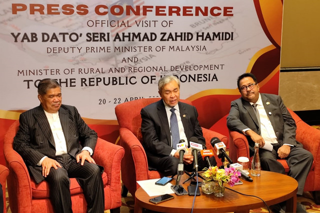 Wakil PM Malaysia Datuk Ahmad Zahid Hamidi memberikan keterangan pers mengenai kerja sama  di Hotel Grand Hyatt, Jakarta pada Senin (21/4/2025). Foto: Luthfi Humam/kumparan