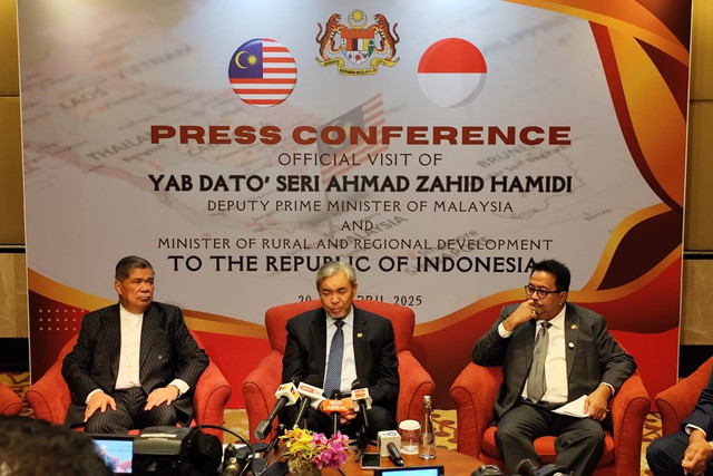 Wakil PM Malaysia Datuk Ahmad Zahid Hamidi memberikan keterangan pers mengenai kerja sama  di Hotel Grand Hyatt, Jakarta pada Senin (21/4/2025). Foto: Luthfi Humam/kumparan