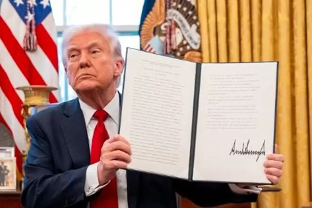 Presiden AS Donald Trump menyaksikan, saat ia menandatangani perintah eksekutif dan proklamasi di Ruang Oval di Gedung Putih di Washington, D.C., AS, 9 April 2025. Sumber: REUTERS/Nathan Howard