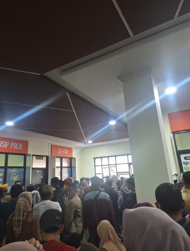 Antusias Masyarakat dalam Program Pemutihan Pembayaran Pajak Kendaraan di Kantor Samsat Kab.Pandeglang 14:34 PM (21-04-2025) Dok.Sarmila