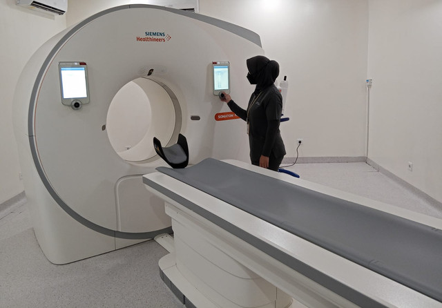 Seorang petugas medis sedang mengecek Somatom Force CT System. Foto: Masruroh/Basra