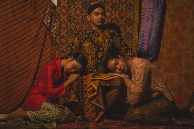 Kebaya Pink Cocok Dengan Jilbab Warna Apa. Foto hanya ilustrasi. Sumber foto: Unsplash/Fikri