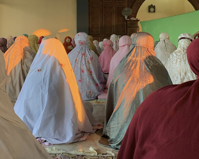 Pelaksanakan Sholat Eid di Masjid An-Nur di Jl.Capgawen Kedungwuni, Pekalongan, Jawa Tengah.