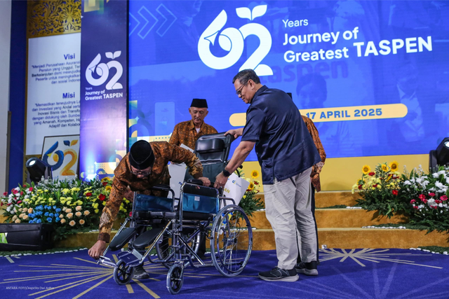 TASPEN salurkan bantuan sosial berupa kursi roda untuk puluhan peserta pensiun di berbagai wilayah Indonesia di Kantor Pusat TASPEN, Jakarta Pusat. Foto: Dok. TASPEN