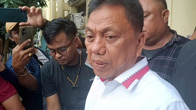 Eks Gubernur Sulawesi Utara, Olly Dondokambey berbicara kepada wartawan usai diperiksa selama lebih kurang 3 jam oleh penyidik Polda Sulut, terkait dugaan kasus korupsi dana hibah untuk Sinode GMIM.