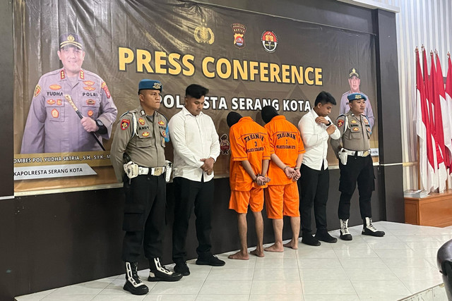 MS (24) dan JH (34) tersangka kasus pengeroyokan warga di Serang, Banten, dihadirkan saat jumpa pers di Polresta Serang Kota. Foto: kumparan