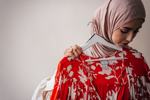 Ilustrasi untuk kebaya hijau sage cocok dengan jilbab warna apa. Sumber: pexels.com/PNS Production