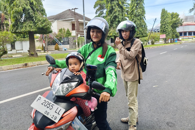 Fera Kurniawati ojol perempuan di Jember. Foto: Mili.id