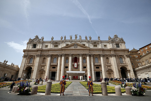 Paus Fransiskus muncul dari balkon utama Basilika Santo Petrus saat pesan Urbi et Orbi dan berkat kepada kota dan dunia dibacakan sebagai bagian dari perayaan Paskah di Vatikan, Minggu (20/4/2025). Foto: Guglielmo Mangiapane/REUTERS