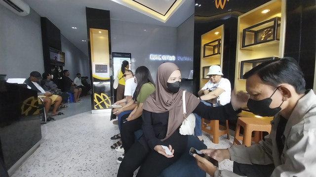 Suasana antre pembelian emas di Butik Emas LM ANTAM - Denpasar. Foto: Denita BR Matondang/kumparan