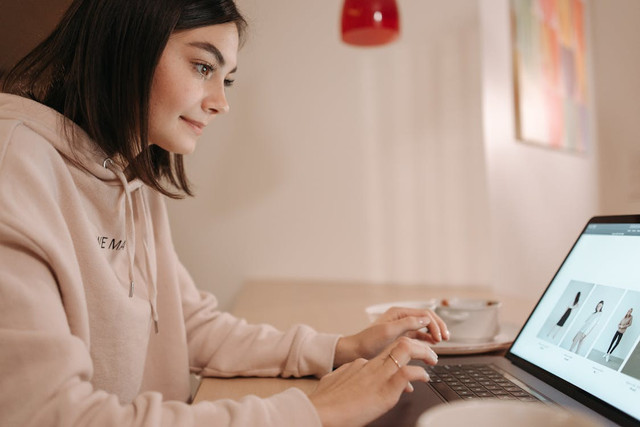 Shopee Affiliate adalah program yang memungkinkan pengguna untuk mendapatkan penghasilan tambahan dengan cara mempromosikan produk-produk Shopee. Foto: Pexels