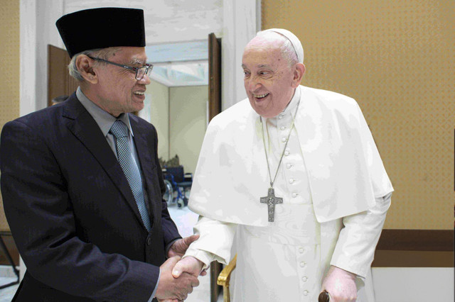 Ketum PP Muhammadiyah Haedar Nashir berjabat tangan dengan Paus Fransiskus tahun 2024 silam. Foto: Dok. Muhammadiyah