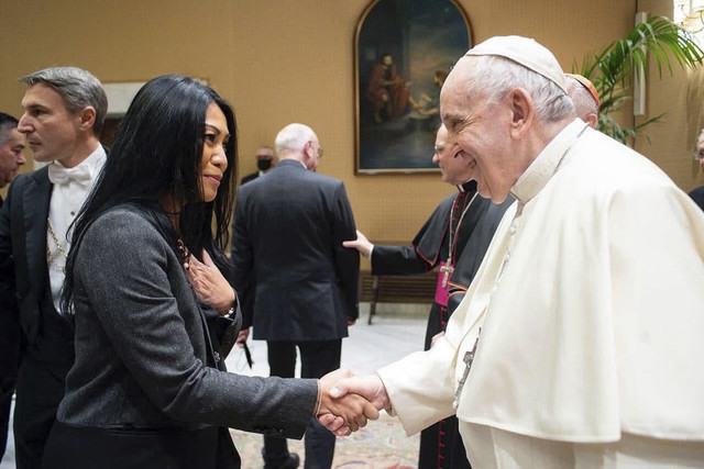 Anggun saat bertemu Paus Fransiskus. Foto: Instagram/ @anggun_cipta