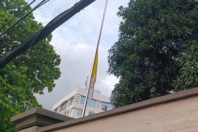 Bendera Vatikan dikibarkan setengah tiang saat wafatnya Paus Fransiskus di Kedubes Vatikan, Jakarta, Senin (21/4/2025). Foto: Zamachsyari/kumparan