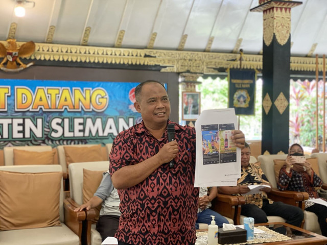 Bupati Sleman, Harda Kiswaya, dalam konferensi pers penolakan merek dagang miras 'Kaliurang', Senin (21/4). Foto: Dok. Resti Damayanti/Pandangan Jogja