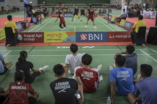 Sejumlah atlet pelatnas bulu tangkis menyaksikan pertandingan pebulu tangkis ganda campuran Indonesia pada simulasi pertandingan dalam persiapan Sudirman Cup 2025 di Pelatnas Bulu Tangkis di PBSI Cipayung, Jakarta, Senin (21/4/2025). Foto: Fauzan/ANTARA FOTO