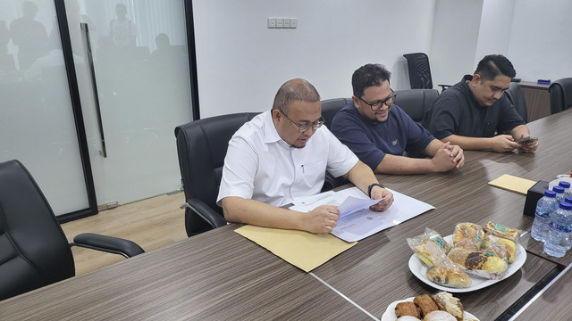 Klub Semen Padang yang diwakili Andre Rosiade mendatangi Kantor PT Liga Indonesia Baru (LIB) di Jakarta, Senin (21/4/2025). Foto: Soni Insan Bagus/kumparan