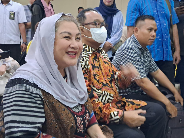 Mantan Wali Kota Semarang Hevearita G Rahayu (Mbak Ita) dan suaminya, Alwin Basri, saat menghadiri sidang perdana terkait kasus korupsi yang menjerat keduanya di Pengadilan Tipikor Semarang, Senin (21/4/2025). Dok: Intan Alliva/kumparan