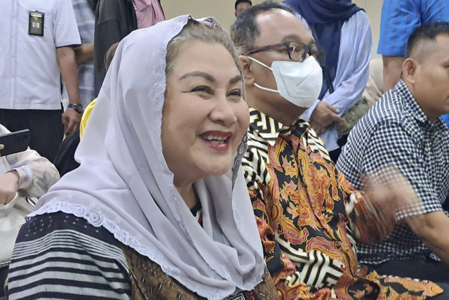 Mantan Wali Kota Semarang Hevearita G Rahayu (Mbak Ita) dan suaminya, Alwin Basri saat menghadiri sidang perdana terkait kasus korupsi yang menjerat keduanya di Pengadilan Tipikor Semarang. Foto: Intan Alliva Khansa/kumparan