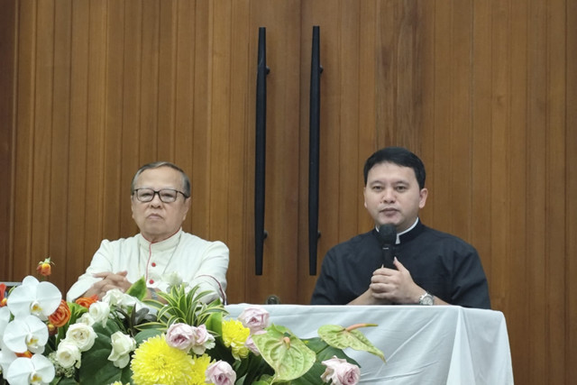 Uskup Keuskupan Agung Jakarta Kardinal Ignatius Suharyo (kiri) bersama Romo Thomas Ulun Ismoyo di Gereja Katedral, Jakarta Pusat, Senin (21/4/2025). Foto: Alya Zahra/kumparan 