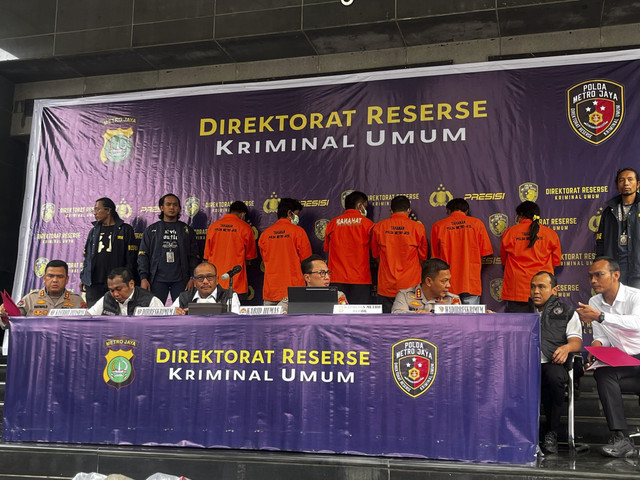 Konferensi Pers pengungkapan dan penangkapan terhadap pelaku kasus penghasutan dan atau pengeroyokan anggota polisi di Depok, Polda Metro Jaya, Jakarta Selatan, Senin (21/4/2025). Foto: Rayyan Farhansyah/kumparan