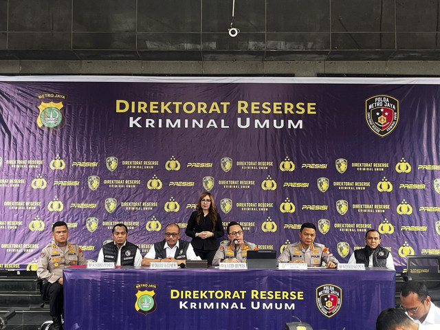 Konferensi Pers pengungkapan dan penangkapan terhadap pelaku kasus penghasutan dan atau pengeroyokan anggota polisi di Depok, Polda Metro Jaya, Jakarta Selatan, Senin (21/4/2025). Foto: Rayyan Farhansyah/kumparan