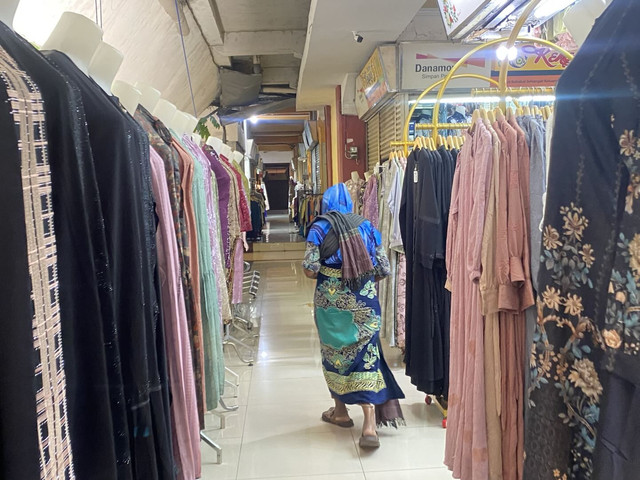Salah satu buruh gendong di Pasar Beringharjo, Kemiyem, menyusuri lorong-lorong menjajakan jasanya. Foto: Dok. Resti Damayanti/Pandangan Jogja