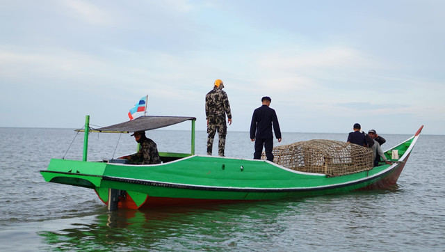 Kementerian Kelautan dan Perikanan (KKP) berhasil menangkap sebuah Kapal Ikan Asing (KIA) berbendera Malaysia pada Minggu (20/4) pukul 12.30 WITA, di perairan timur Pulau Sebatik, Kalimantan Utara. Foto: KKP.
