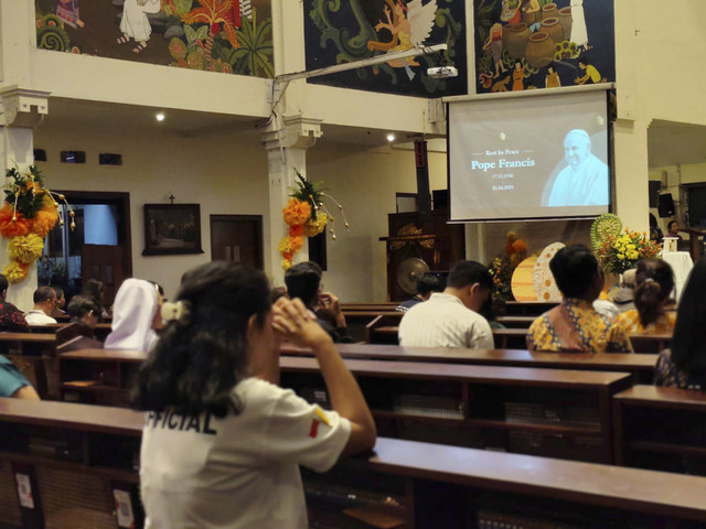 Jemaat Gereja Santo Antonius Padua Kotabaru, Kota Yogyakarta, mendoakan Paus Fransiskus, Senin (21/4/2025). Foto: Arfiansyah Panji Purnandaru/kumparan