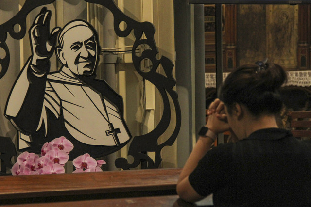 Jemaat mengikuti misa harian di Gereja Katedral, Jakarta, Senin (21/4/2025). Foto: Fathul Habib Sholeh/ANTARA FOTO