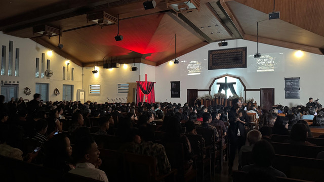 Jemaat di GKJ Gondokusuman mengikuti jalannya ibadah Paskah, Minggu (20/4). Foto: Arif UT/Pandangan Jogja