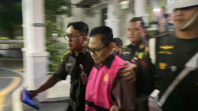 Tersangka kasus korupsi pembangunan jalan tol Terbanggi Besar-Pematang Panggang-Kayu Agung. | Foto: Sinta Yuliana/Lampung Geh