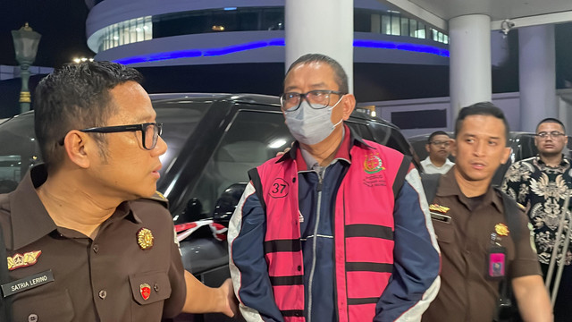 Direktur Pemberitaan JakTV Tian Bahtiar, usai dijerat sebagai tersangka perintangan penyidikan kasus yang ditangani Kejagung RI, di Gedung Kejagung RI, Jakarta, Selasa (22/4/2025) dini hari. Foto: Fadhil Pramudya/kumparan