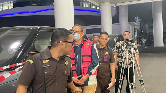 Direktur Pemberitaan JakTV Tian Bahtiar, usai dijerat sebagai tersangka perintangan penyidikan kasus yang ditangani Kejagung RI, di Gedung Kejagung RI, Jakarta, Selasa (22/4/2025) dini hari. Foto: Fadhil Pramudya/kumparan