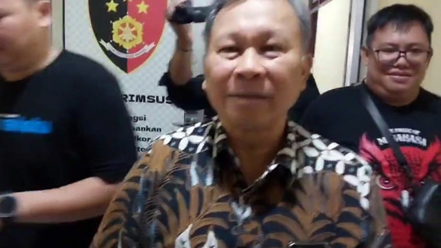 Direktur Utama Bank SulutGo (BSG) usai ke luar dari ruangan penyidik Subdit Tipikor Polda Sulawesi Utara.