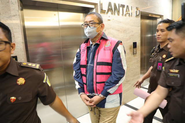 Direktur Pemberitaan JakTV Tian Bahtiar dikawal petugas menuju mobil tahanan usai menjalani pemeriksaan di Gedung Kejaksaan Agung, Jakarta, Selasa (22/4/2025). Foto: Kejagung