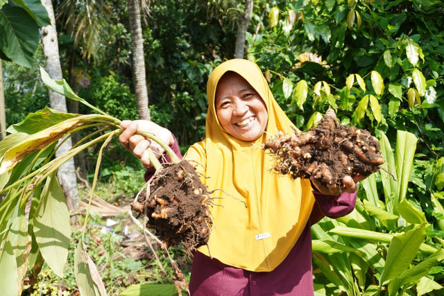 Siti Rofiah, nasabah PNM yang berhasil menggerakkan ekonomi desa. (ist)