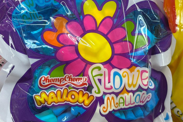 Produk ChompChomp Flower Mallow masih ditemukan berlogo halal di Super Indo, Jatikramat, Kota Bekasi pada Selasa (22/4/2025). Foto: Abid Raihan/kumparan