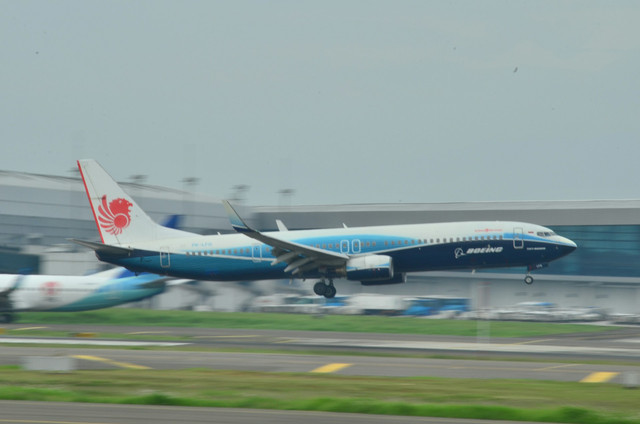 Check in Lion Air berapa jam sebelum keberangkatan. Foto pesawat Lion Air. Sumber: Unsplash/Alvito Danendra