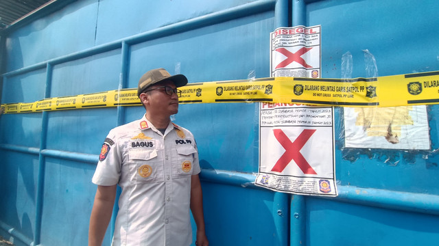 Petugas Satpol PP menyegel perusahaan Sentoso Seal di Surabaya, Jawa Timur, Selasa (22/4/2025). Foto: Farusma Okta Verdian/kumparan