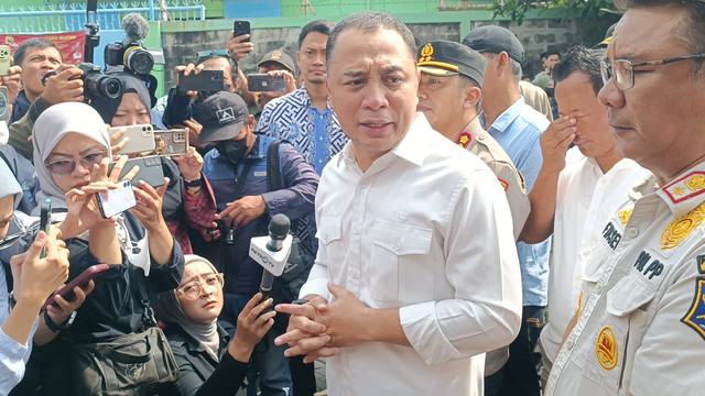 Wali Kota Surabaya Eri Cahyadi menghadiri penyegelan perusahaan Sentoso Seal di Surabaya, Jawa Timur, Selasa (22/4/2025). Foto: Farusma Okta Verdian/kumparan