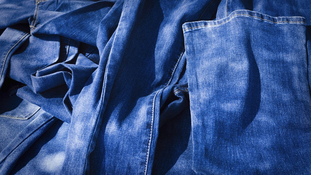 Ilustrasi Apakah Denim Stretch Bisa Fading, Foto: Unsplash/Eric Prouzet